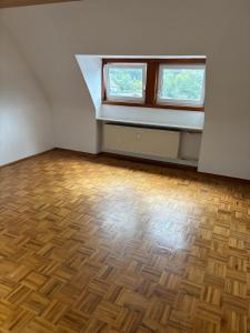 WildfleckenにあるElvis Homeの窓が2つあるウッドフロアの空き部屋