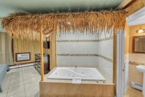 林登Bentley Motel的浴室里有一个浴缸，屋顶是茅草顶。 更多153张照片