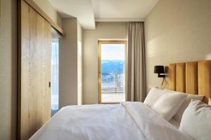 Postel nebo postele na pokoji v ubytování Złoty Horyzont Lux Główny Budynek z basenem, siłownią, grotą solną, bawialnią i restauracją Horyzont Smaków + 26 fotografií