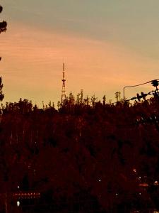 uitzicht op de eiffeltoren bij zonsondergang bij Lux Lake View Aframe - Skyframe in Kodaikānāl