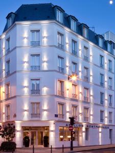 Un bâtiment blanc avec des lumières sur son côté dans l'établissement Apollon Montparnasse, à Paris