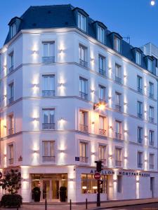 un edificio blanco con luces en el costado en Apollon Montparnasse, en París