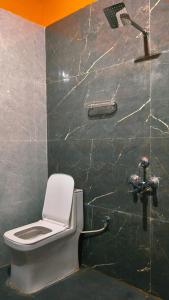 MajuliにあるLuit Hotelのトイレとシャワー付きのバスルーム