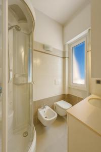 a bathroom with a shower and a toilet and a sink at WELCOME RIVIERA Primavera 1A Vista mare- spazioso e comodo appartamento-2 bagni-wifi-aria condizionata in ogni stanza-garage a pagamento 15 euro al giorno in Rapallo