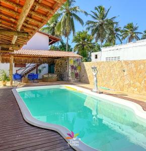 a swimming pool in front of a house at Pousada Recanto dos Ventos in Icaraí