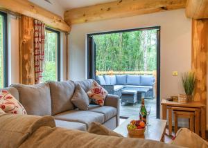 una sala de estar con un sofá y una mesa en Woodland Park Lodges, en Ellesmere 67 fotos más