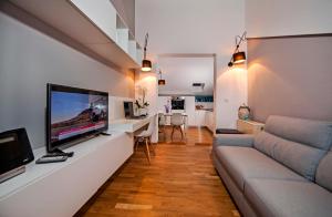sala de estar con sofá y TV de pantalla plana en Apartment Lili, en Poreč