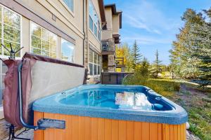 Hồ bơi trong/gần Red Quill Basecamp