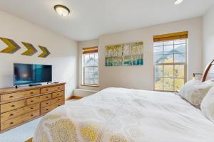 TV/trung tâm giải trí tại Red Quill Basecamp