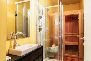 une salle de bain avec douche, lavabo et toilettes dans l'établissement YouHosty - Luxury Town House, à Milan 67 autres photos
