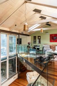 un salon ouvert avec un plafond en verre dans l'établissement YouHosty - Luxury Town House, à Milan