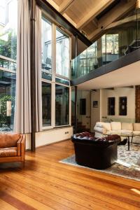 un grand salon avec un grand pouf dans l'établissement YouHosty - Luxury Town House, à Milan