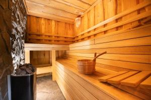 een houten sauna met een emmer erin bij Chata na Skarpie - SPA i widok na Skrzyczne in Szczyrk +28 foto's