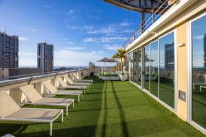 una fila de tumbonas en el tejado de un edificio en Eurostars Atlántida, en Santa Cruz de Tenerife