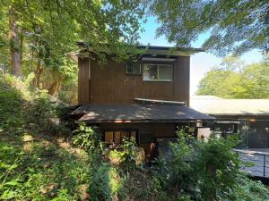 a small house with a black roof at 箱根強羅 縁 in Hakone