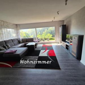 バート・ヘレンアルプにあるFerienwohnung Burkhardtのソファとテレビのあるリビングルーム