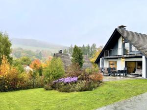 a house with a garden in front of it at Ferienhaus Sonnenblick in Heringhausen