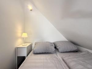 a bed in a room with a white wall at Ferienhaus Sonnenblick in Heringhausen