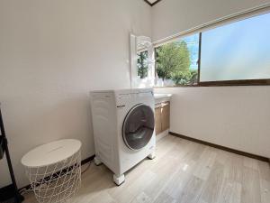 a washing machine in a laundry room with a window at 天然プラネタリウムcottage星空D棟 in Nasushiobara