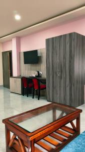 ein Wohnzimmer mit einem Couchtisch und einem Esszimmer in der Unterkunft Luit Hotel in Majuli