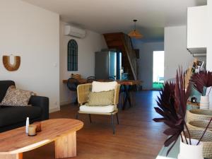un salon avec un canapé et une table dans l'établissement Loc' Maria - Tahiti Beach, à Groix