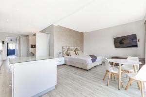 cocina y sala de estar con cama y mesa en Glehnazel house 3BR Unit C, en Johannesburgo 35 fotos más