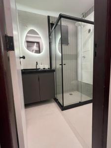 a bathroom with a glass shower and a sink at Quarto Individual e Privativo - Apt moderno compartilhado com o Hoster - Boa Viagem in Recife