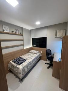 a bedroom with a bed and a desk and a chair at Quarto Individual e Privativo - Apt moderno compartilhado com o Hoster - Boa Viagem in Recife