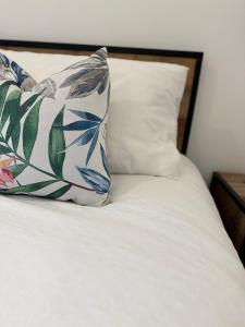 ein Kissen auf dem Bett in der Unterkunft Salcombe Hideaway in Salcombe