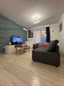 โทรทัศน์และ/หรือระบบความบันเทิงของ Quiet simple brand new luxury apartment by the sea