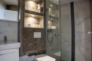 een badkamer met een douche, toilet en wastafel bij Motel Brist in Zenica +63 foto's