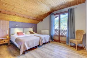 Un dormitorio con una cama y una ventana y una silla. en Mas Verjus, en Morzine 17 fotos más
