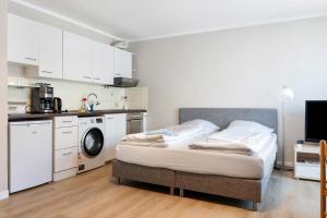 Cette petite chambre comprend un lit et une cuisine. dans l'établissement Apartment St Pauli, à Hambourg
