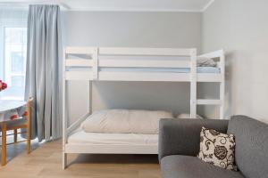 - un salon avec 2 lits superposés et un canapé dans l'établissement Apartment St Pauli, à Hambourg