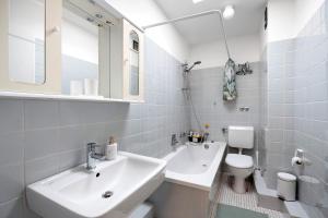 une salle de bain blanche avec un lavabo et des toilettes dans l'établissement Apartment St Pauli, à Hambourg 16 autres photos
