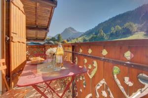 una mesa de picnic en un balcón con vistas en Mas Verjus, en Morzine