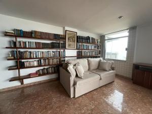 Knihovna v apartmánu