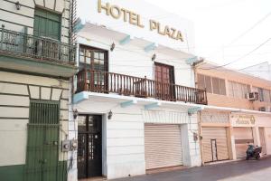 a building with a hotel plaza on a street at OYO Hotel Plaza Veracruz Centro Historico in Veracruz