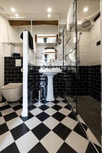 bagno con pavimento a scacchi in bianco e nero di BnB La Sanverine, historic center Vence a Vence Altre 59 foto