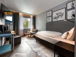 una habitación de hotel con una cama y un escritorio en Mercure Hotel Dortmund Centrum, en Dortmund 87 fotos más