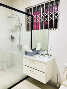 Phòng tắm tại Irofo City Comfort Suites-Cozy, Affordable & Personalized Stays