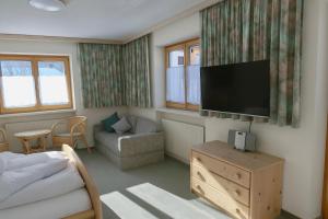 TV a/nebo společenská místnost v ubytování Haus Kristall Ferienwohnungen + 17 fotografií