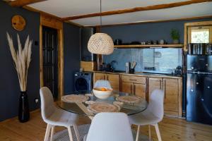 Kuchyň nebo kuchyňský kout v ubytování Lyra Hill - Luxury Villa for the poetry of wooden