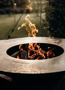 un pot rempli de feu avec des flammes dedans dans l'établissement Loc' Maria - Tahiti Beach, à Groix