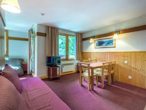 a hotel room with a bed and a table and a television at Appartement 34m² Plagne 1800 avec Parking et Animaux acceptés - FR-1-351-248 in La Plagne Tarentaise