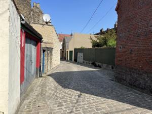 an empty alley with a brick building and a street at Maison chaleureuse, détente garantie à Saint-Omer in Saint-Omer