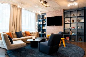 Un televizor și/sau centru de divertisment la Ibis Styles Lyon Villeurbanne Parc de la Tête d'Or