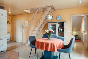 Una habitación con una mesa con un jarrón de flores encima. en Ferienwohnung 2 Haus Schmiedeweg, en Bad Krozingen