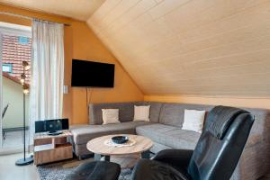 una sala de estar con un sofá y una mesa en Ferienwohnung 2 Haus Schmiedeweg, en Bad Krozingen