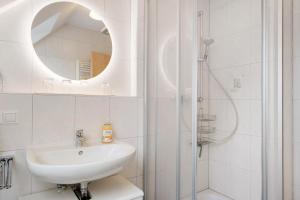 Et badeværelse på Ferienwohnung 3 Haus Schmiedeweg + 15 billeder